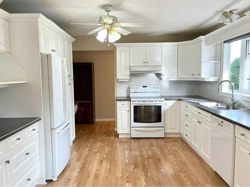 2005 37 Street South, Lethbridge, AB - Indoor Photo Showing Kitchen With Double Sink