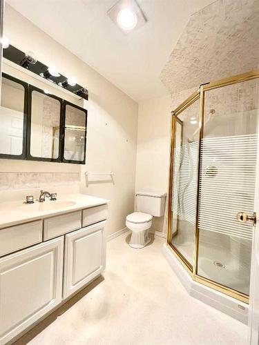 2005 37 Street South, Lethbridge, AB - Indoor Photo Showing Bathroom