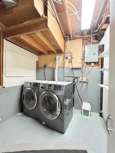 2005 37 Street South, Lethbridge, AB - Indoor Photo Showing Laundry Room