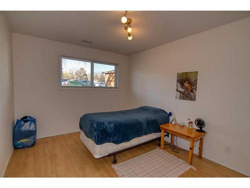 45-5 Acadia Road West, Lethbridge, AB - Indoor Photo Showing Bedroom