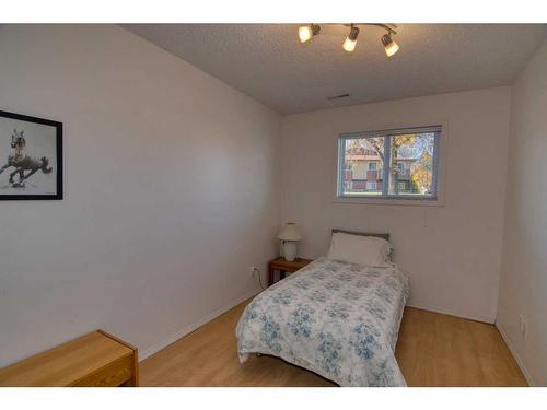 45-5 Acadia Road West, Lethbridge, AB - Indoor Photo Showing Bedroom