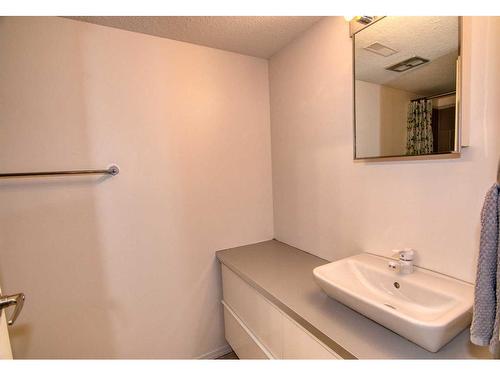 45-5 Acadia Road West, Lethbridge, AB - Indoor Photo Showing Bathroom