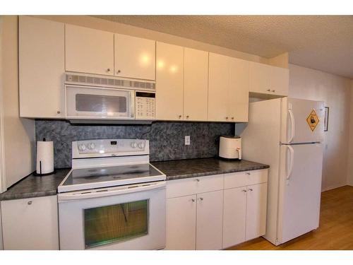 45-5 Acadia Road West, Lethbridge, AB - Indoor Photo Showing Kitchen