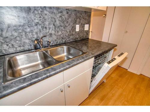 45-5 Acadia Road West, Lethbridge, AB - Indoor Photo Showing Kitchen With Double Sink