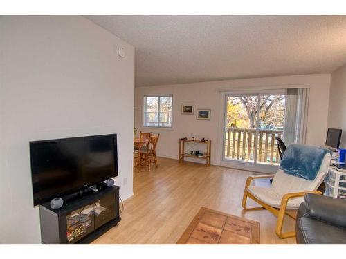 45-5 Acadia Road West, Lethbridge, AB - Indoor Photo Showing Living Room