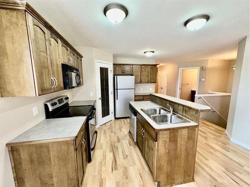 3-410 Couleecreek Boulevard South, Lethbridge, AB - Indoor Photo Showing Kitchen With Double Sink