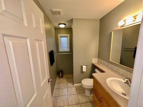 125 Blackfoot Circle West, Lethbridge, AB - Indoor Photo Showing Bathroom