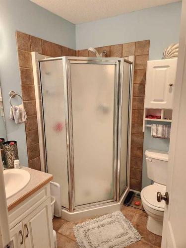 29 Blackfoot Crescent West, Lethbridge, AB - Indoor Photo Showing Bathroom