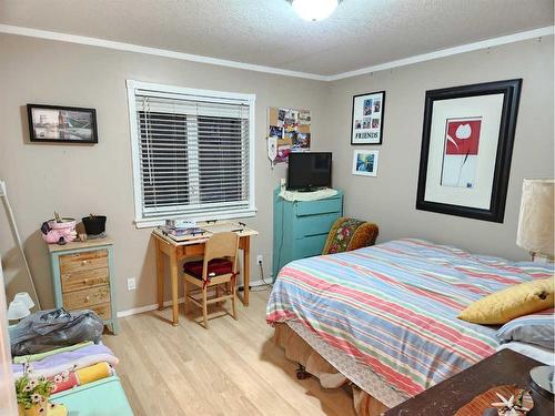 29 Blackfoot Crescent West, Lethbridge, AB - Indoor Photo Showing Bedroom