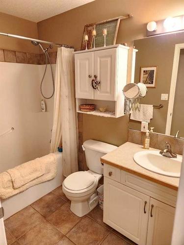 29 Blackfoot Crescent West, Lethbridge, AB - Indoor Photo Showing Bathroom