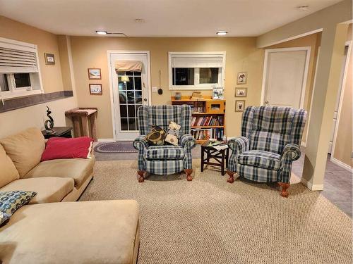 29 Blackfoot Crescent West, Lethbridge, AB - Indoor Photo Showing Living Room