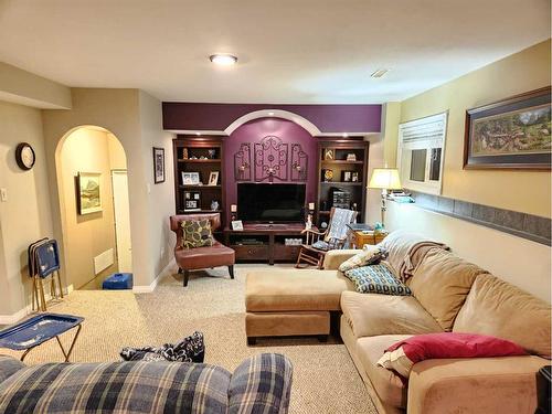 29 Blackfoot Crescent West, Lethbridge, AB - Indoor Photo Showing Living Room