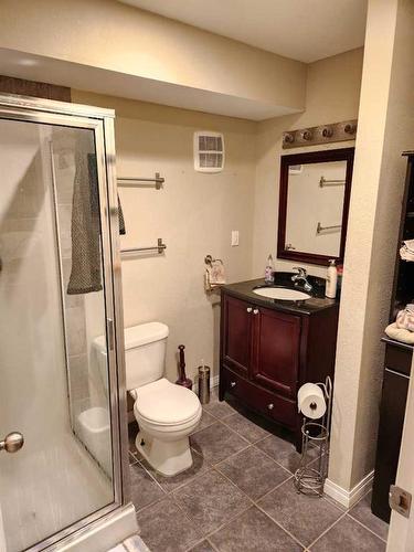 29 Blackfoot Crescent West, Lethbridge, AB - Indoor Photo Showing Bathroom