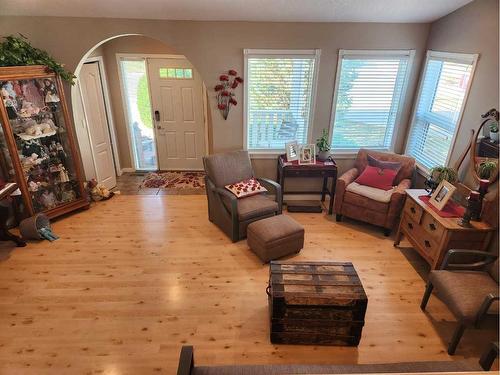 29 Blackfoot Crescent West, Lethbridge, AB - Indoor Photo Showing Living Room