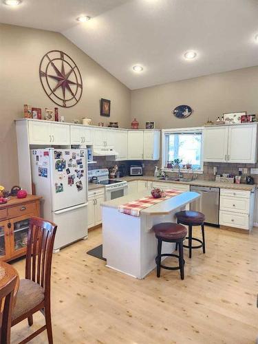 29 Blackfoot Crescent West, Lethbridge, AB - Indoor Photo Showing Kitchen