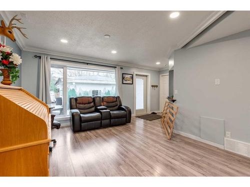 4816 51 Avenue, Taber, AB - Indoor Photo Showing Living Room