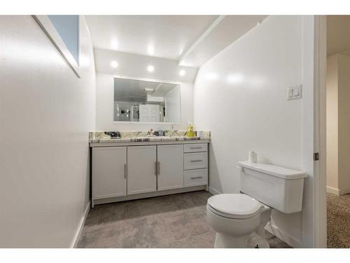 4816 51 Avenue, Taber, AB - Indoor Photo Showing Bathroom