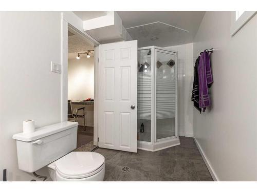 4816 51 Avenue, Taber, AB - Indoor Photo Showing Bathroom