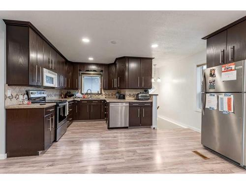 4816 51 Avenue, Taber, AB - Indoor Photo Showing Kitchen