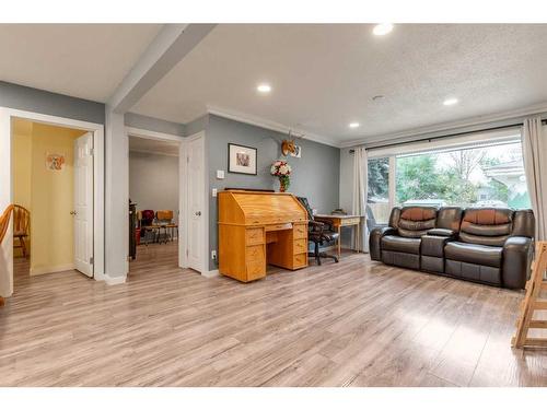 4816 51 Avenue, Taber, AB - Indoor Photo Showing Living Room