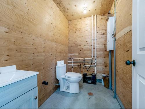 734 30 Street, Fort Macleod, AB - Indoor Photo Showing Bathroom