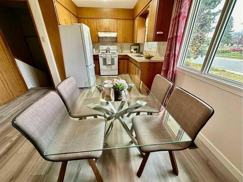 1414 15 Street North, Lethbridge, AB - Indoor Photo Showing Dining Room