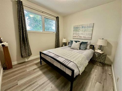 1414 15 Street North, Lethbridge, AB - Indoor Photo Showing Bedroom