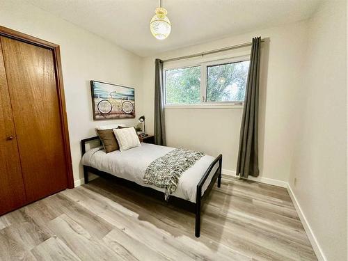 1414 15 Street North, Lethbridge, AB - Indoor Photo Showing Bedroom