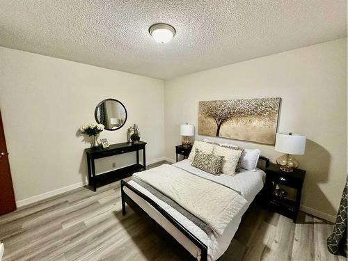 1414 15 Street North, Lethbridge, AB - Indoor Photo Showing Bedroom