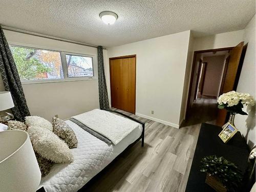 1414 15 Street North, Lethbridge, AB - Indoor Photo Showing Bedroom