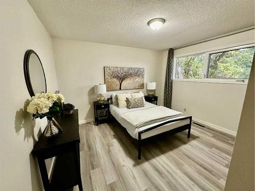 1414 15 Street North, Lethbridge, AB - Indoor Photo Showing Bedroom