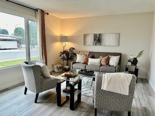 1414 15 Street North, Lethbridge, AB - Indoor Photo Showing Living Room