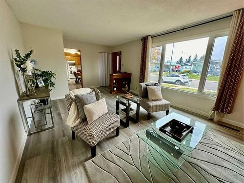 1414 15 Street North, Lethbridge, AB - Indoor Photo Showing Living Room