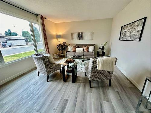 1414 15 Street North, Lethbridge, AB - Indoor Photo Showing Living Room