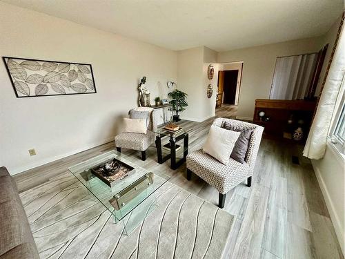 1414 15 Street North, Lethbridge, AB - Indoor Photo Showing Living Room