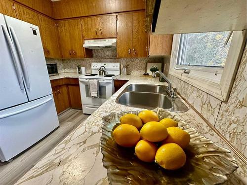 1414 15 Street North, Lethbridge, AB - Indoor Photo Showing Kitchen With Double Sink