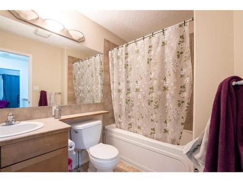 782 Blackfoot Terrace West, Lethbridge, AB - Indoor Photo Showing Bathroom