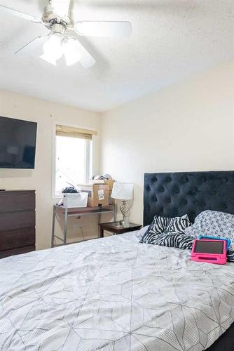 782 Blackfoot Terrace West, Lethbridge, AB - Indoor Photo Showing Bedroom