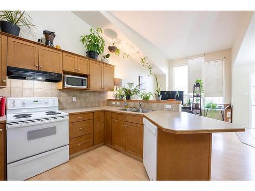 782 Blackfoot Terrace West, Lethbridge, AB - Indoor Photo Showing Kitchen With Double Sink