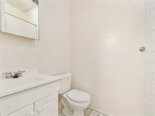 118 Mcgill Boulevard West, Lethbridge, AB - Indoor Photo Showing Bathroom