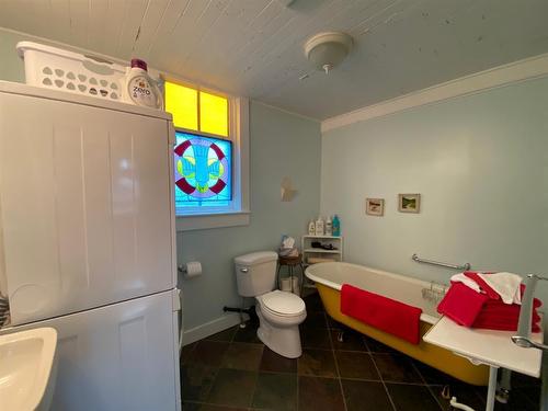 202 5 Street, Cowley, AB - Indoor Photo Showing Bathroom