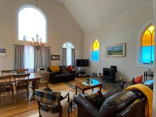 202 5 Street, Cowley, AB - Indoor Photo Showing Living Room