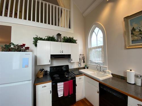 202 5 Street, Cowley, AB - Indoor Photo Showing Kitchen With Double Sink