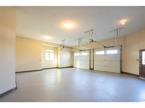 135 Stonecrest Point West, Lethbridge, AB - Indoor Photo Showing Garage