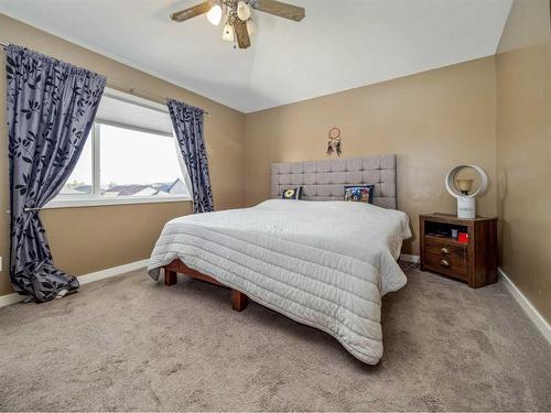 923 Maydell Palmer Vista North, Lethbridge, AB - Indoor Photo Showing Bedroom