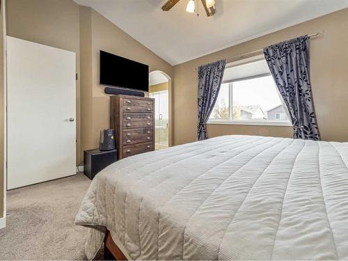 923 Maydell Palmer Vista North, Lethbridge, AB - Indoor Photo Showing Bedroom