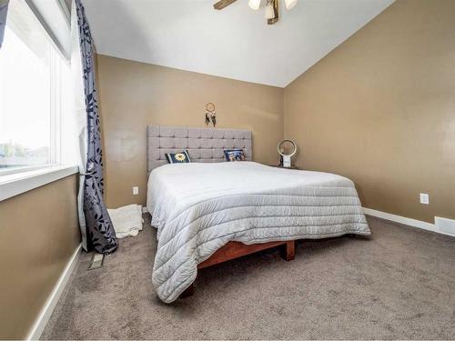 923 Maydell Palmer Vista North, Lethbridge, AB - Indoor Photo Showing Bedroom