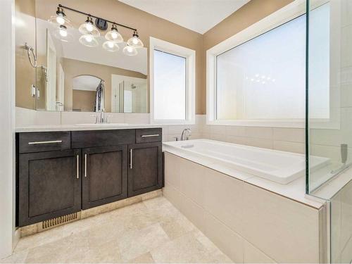 923 Maydell Palmer Vista North, Lethbridge, AB - Indoor Photo Showing Bathroom