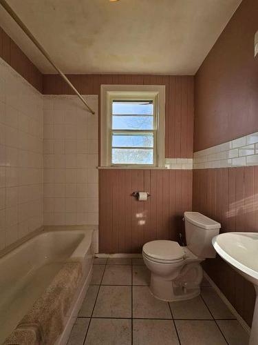 804 8 Avenue South, Lethbridge, AB - Indoor Photo Showing Bathroom