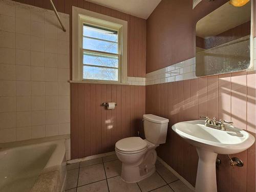 804 8 Avenue South, Lethbridge, AB - Indoor Photo Showing Bathroom